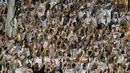 Sejumlah suporter Santos memadati Vila Belmiro, Sao Paulo, Brasil saat pengenalan pemain baru Neymar pada Sabtu (01/02/2025) WIB. (AFP/Nelson Almeida)
