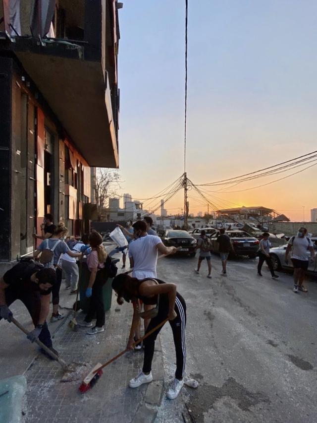 6 Momen Warga Lebanon Gotong Royong Bersihkan Kota Sisa Ledakan, Bikin Salut