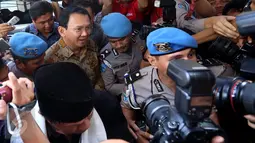Basuki Tjahaja Purnama (Ahok) bergegas memasuki ruangan untuk diperiksa di Bareskrim Mabes Polri, Jakarta, Selasa (22/11). Ahok akan menjalani pemeriksaan perdana sebagai tersangka dalam kasus dugaan penistaan agama. (Liputan6.com/Johan Tallo)