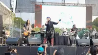 Mel Shandy saat tampil di Festival Rock Legends di Plaza Barat TMII, Sabtu (31/8). (Liputan6.com/Edu Krisnadefa)