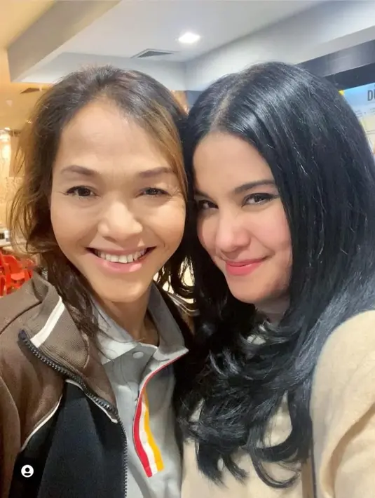 Yang bikin geger jagat maya tentu saja pertemuan Annisa Pohan dengan Bunda Corla di restoran cepat saji tempat selebgram dengan 5 jutaan pengikut itu bekerja. Pose bareng Bunda Corla dipamerkan Annisa Pohan disertai status teks kocak, “Aku pun ter-Corla-corla. Hope to see u again soon Bunda gueeeh,” seloroh Annisa Pohan, Jumat (4/11/2022). (Foto: Dok. Instagram @annisayudhoyono)