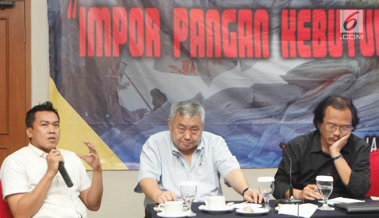 Sekjen Prodem Satyo Purwanto (kiri) saat berbicara dalam diskusi Prodem di Jakarta, Kamis (6/12). Diskusi ini bertema Impor Pangan Kebutuhan Siapa?. (Liputan6.com/JohanTallo)
