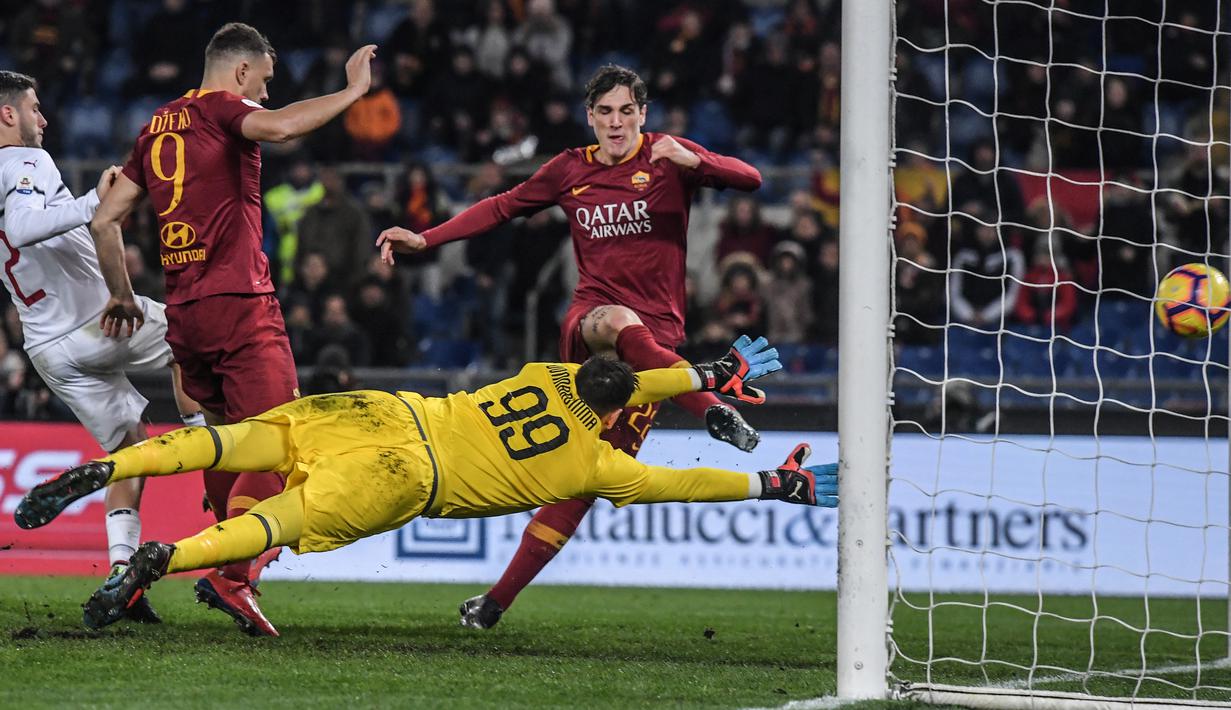 Gelandang AS Roma Nicolo Zaniolo (kanan) mencetak gol ke gawang FC Porto saat bertanding pada babak 16 besar Liga Champions di Stadion Olimpico, Roma, Italia, Selasa (12/2). Nicolo berhasil mencetak dua gol. (Tiziana FABI/AFP)