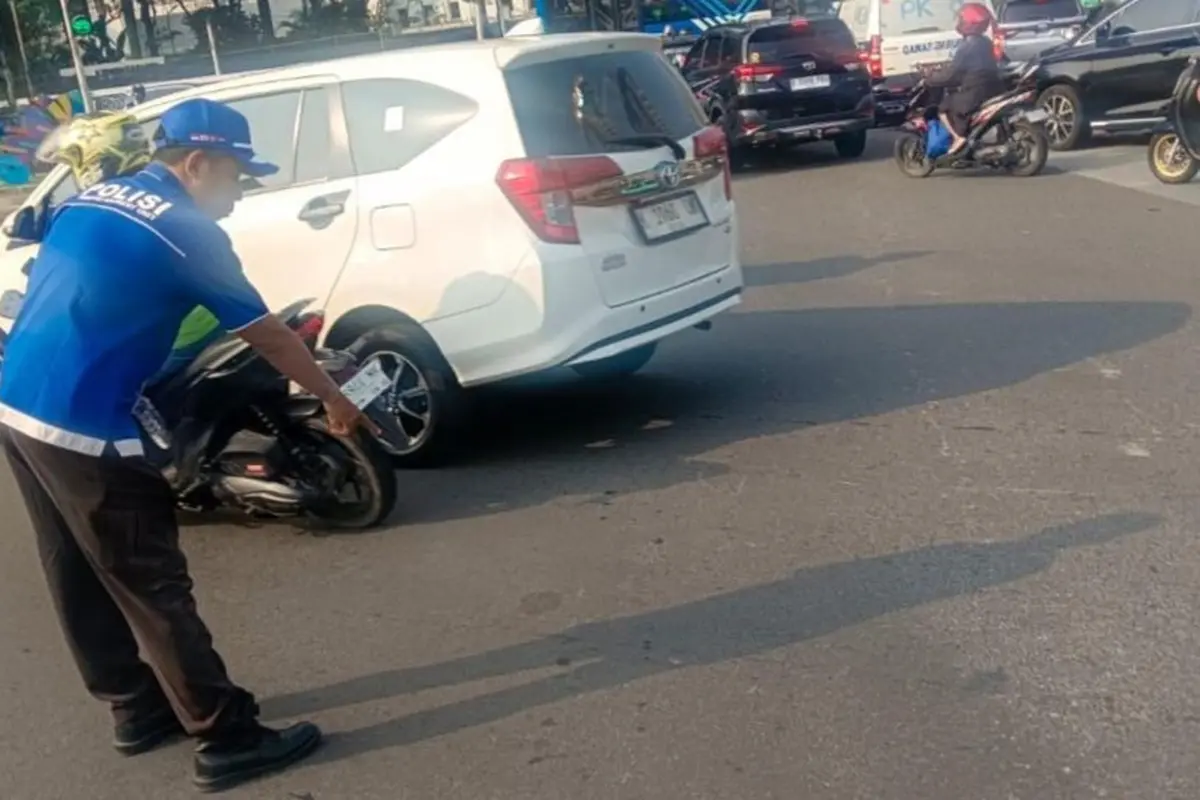 Seorang pemotor tewas dalam kecelakaan tunggal di bundaran air mancur Patung Kuda, Gambir, Jakarta Pusat.