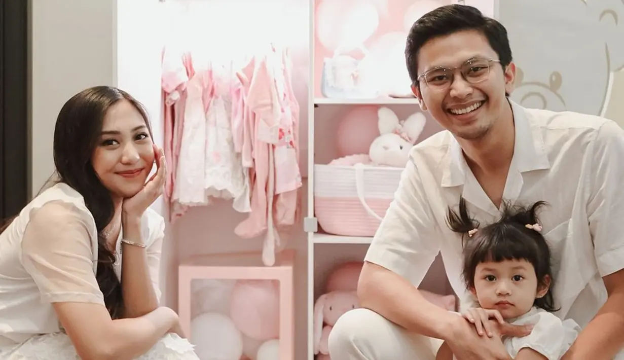 Dalam unggahan di Instagram, Winona Willy memperlihatkan sebuah lemari putih yang ada di kamarnya. Di dalam lemari tersebut tampak beberapa baju serta balon dan boneka kelinci berwarna pink. (Liputan6.com/IG/@nonawilly16)