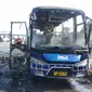 Bus MGI dengan nomor polisi F 7500 UD hangus terbakar pada bagian interior yang berjarak sekitar 50 meter dari pintu Tol Ciawi. (Foto:Liputan6/Achamad Sudarno)