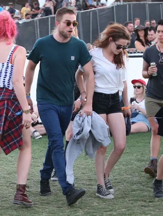 Sayang, hubungan tersebut harus berakhir karena Kristen tertangkap selingkuh dengan sutradara Rupert Sanders. (FAMEFLYNET)