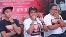 Personel band Rocket Rockers memberi keterangan saat rilis album ke-6 di kawasan Tebet, Jakarta, Rabu (18/10). Album ke-6 Rocket Rockers berjudul Cheers From Rocket Rockers. (Liputan6.com/Herman Zakharia)