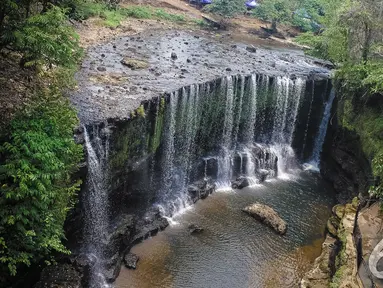 Indonesia juga memiliki air terjun yang mirip dengan air terjun Niagara, Sumatera Selatan, Jumat (10/10/2014) (Liputan6.com/Faizal Fanani)