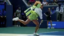 Petenis Jepang, Naomi Osaka mengenakan pakaian yang mewah saat melakukan pemanasan sebelum laga putaran pertama melawan petenis Latvia, Jelena Ostapenko pada laga putaran pertama Amerika Open 2024 di USTA Billie Jean King National Tennis Center, New York, Selasa (27/08/2024). (AFP/Mike Stobe)