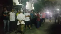 Warga menonton penggeledahan rumah tersangka perampok di Pondok Indah, Jaksel, yang berlokasi di kawasan Panunggangan Barat, Cibodas, Kota Tangerang. (Liputan6.com/Pramita Tristiawati) 