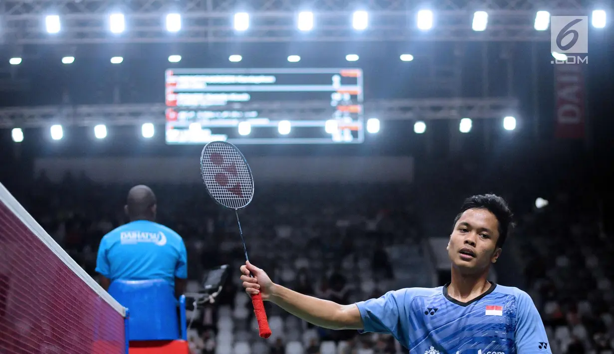 Tunggal putera Indonesia, Anthony Sinisuka Ginting saat melawan Wong Wing Ki Vincent (Hongkong) pada babak pertama turnamen Indonesia Masters 2018 di Istora Senayan, Jakarta, Rabu (24/1). Anthony unggul 21-15, 21-10. (Liputan6.com/Helmi Fithriansyah)