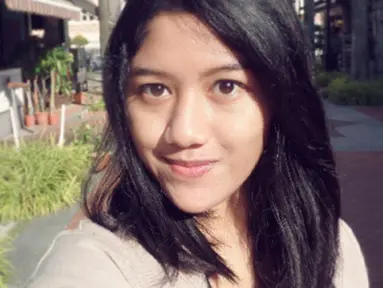 Di momen pernikahannya, Erina Gudono tampil cantik dengan makeup adat Jawa Jogja dan Solo yang bikin penampilannya manglingi. Namun begitu, penampilan Puteri Indonesia Yogyakarta 2022 ini tanpa makeup ternyata tak kalah menawan. (Liputan6.com/IG/@erinagudono)