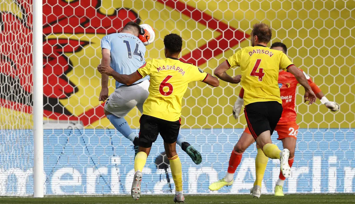 Pemain Manchester City Aymeric Laporte (kiri) mencetak gol ke gawang Watford pada lanjutan Liga Premier Inggris di Stadion Vicarage Road, Watford, Inggris, Selasa (21/7/2020). Manchester City menang 4-0. (Adrian Dennis/Pool via AP)