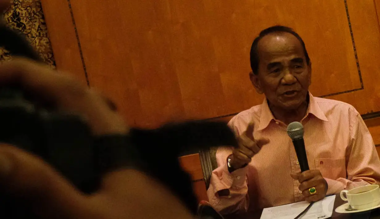 Gubernur Riau Annas Maamun menggelar konferensi pers di Hotel Sultan, Jakarta, Kamis (11/9/14). (Liputan6.com/Faizal Fanani)