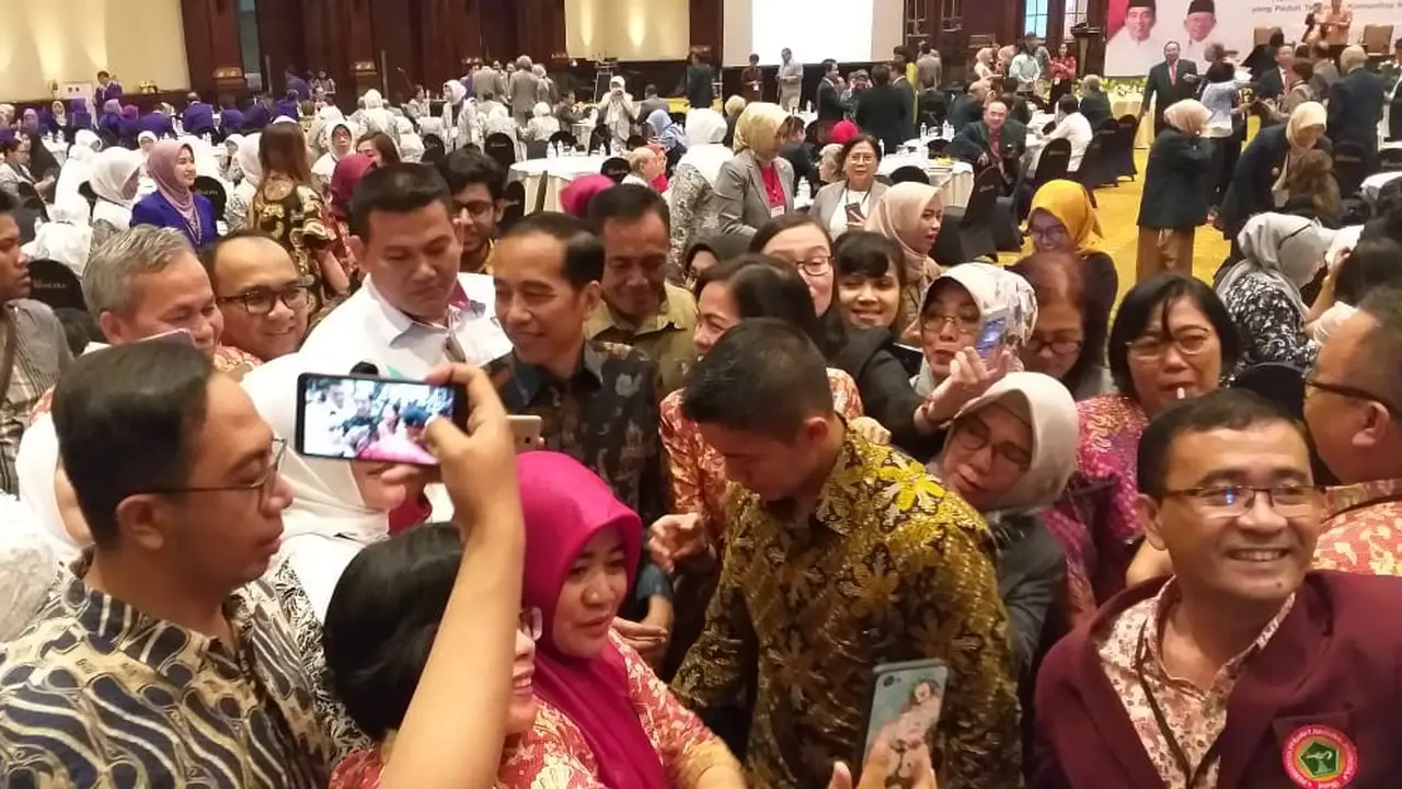 Capres nomor urut 01 Jokowi usai Jokowi dalam Dialog Silahturahmi Paslon Presiden dan Calon Presiden Bersama Komunitas Kesehatan di Jakarta.