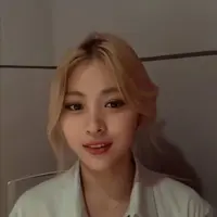 Ryujin ITZY tampil dengan warna rambut copper blonde. Warna rambut ini terlihat pas untuk tone kulitnya yang putih. Foto: Instagram.