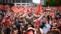 Pendukung Luton Town menyambut kedatangan parade bus timnya melewati jalanan di Luton, Inggris setelah berhasil promosi ke Liga Inggris musim 2023/2024 pada Senin (29/05/2023) waktu setempat. The Hatters sukses menyegel tiket promosi setelah memenangkan laga play-off divisi Championship melawan Covetry City 6-5 melalui adu penalti di Wembley, Sabtu (27/5/2023). (AFP/Daniel Leal)