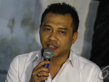 Penyanyi yang juga anggota DPR RI dari PAN Anang Hermansyah datang ke Konser Salam 3 Jari, Jakarta, Senin (20/10/2014) (Liputan6.com/Faizal Fanani)