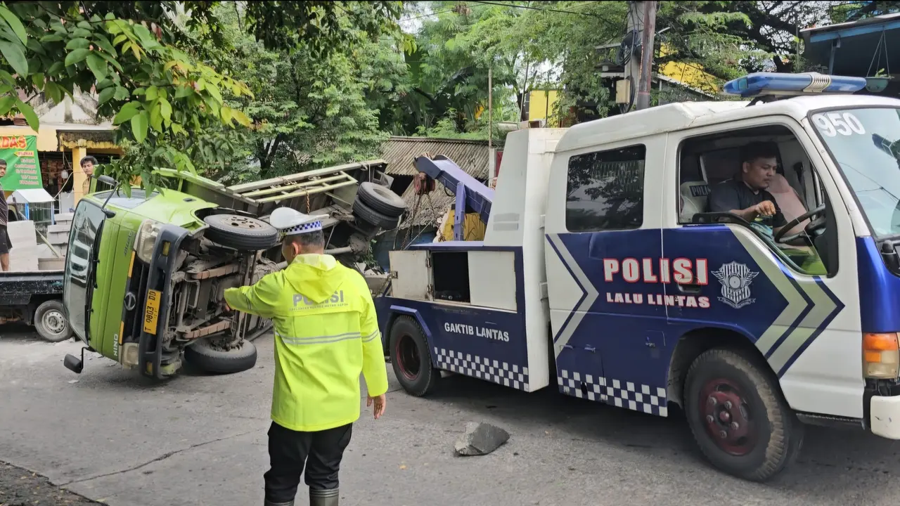 Sebuah truk mengangkut hebel terguling di tanjakan Belong Jalan Raya Nangka, Tapos, Depok