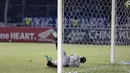 Kiper Sriwijaya FC, Dian Agus Prasetyo, gagal menahan tendangan bebas pemain Persib, Ahmad Jufriyanto, dalam Final Piala Presiden 2015 di Stadion Utama Gelora Bung Karno, Jakarta, Minggu (18/10/2015). (Bola.com/Vitalis Yogi Trisna)