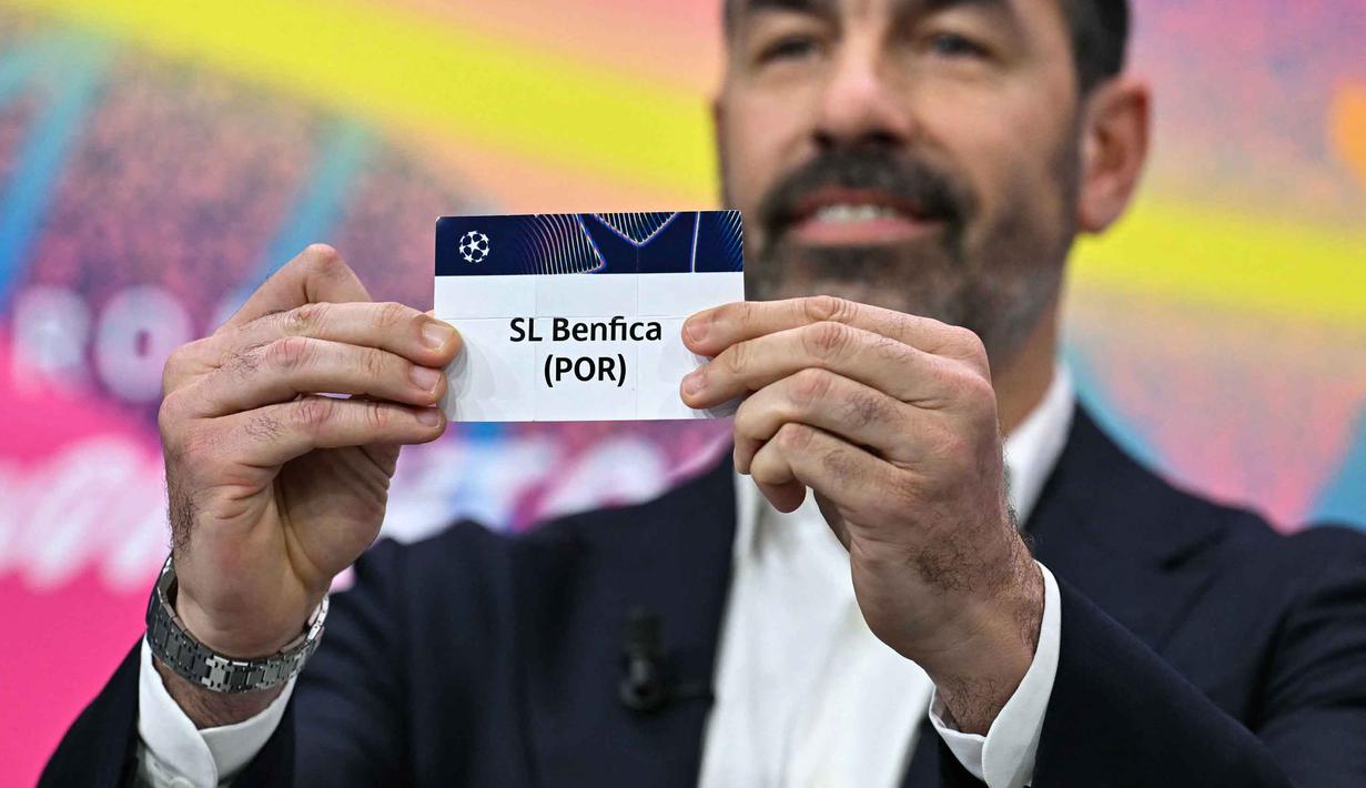 Mereka semua merupakan penghuni peringkat sembilan sampai 24. Tampak dalam foto, mantan pemain sepak bola Prancis dan duta Liga Champions UEFA, Robert Pires, mengangkat slip SL Benfica (POR) selama pengundian babak play-off fase gugur Liga Champions UEFA 2025-2026 di House of European Football, Nyon, Swiss pada 30 Januari 2026. (Harold CUNNINGHAM/AFP)
