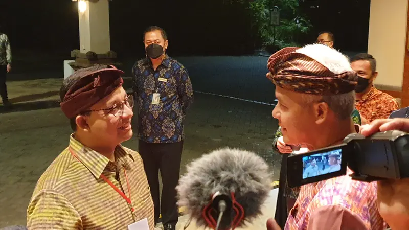 Momen keakraban Gubernur DKI Jakarta, Anies Baswedan (kiri) dengan Gubenur Jawa Tengah, Ganjar Pranowo