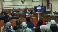 Mantan Kepala Badan Pelayanan Pajak Daerah (BPPD) Sidoarjo Ari Suryono dalam sidang kedua dugaan korupsi pemotongan dana insentif ASN BPPD Sidoarjo dengan terdakwa mantan bupati Sidoarjo, Ahmad Muhdlor Ali atau Gus Muhdlor di Pengadilan Tipikor Surabaya, Senin (7/10/2024). (Liputan6.com/Dian Kurniawan)