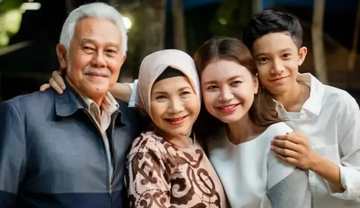 Rossa berharap bisa membalas perjuangan sang ayah dengan memberikan yang terbaik juga untuk kedua orangtuanya. Mantan istri Yoyo Padi itu juga berdoa agar sang ayah selalu diberi usia panjang dengan penuh keberkahan, kesehatan dan kebahagiaan.  (Liputan6.com/IG/@itsrossa910)