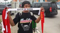 Penjual menjajakan dagangan di Stadion Pakansari, Cibinong, saat semifinal sepak bola Asian Games 2018, Rabu (29/8/2018). (Bola.net/Fitri Apriani)