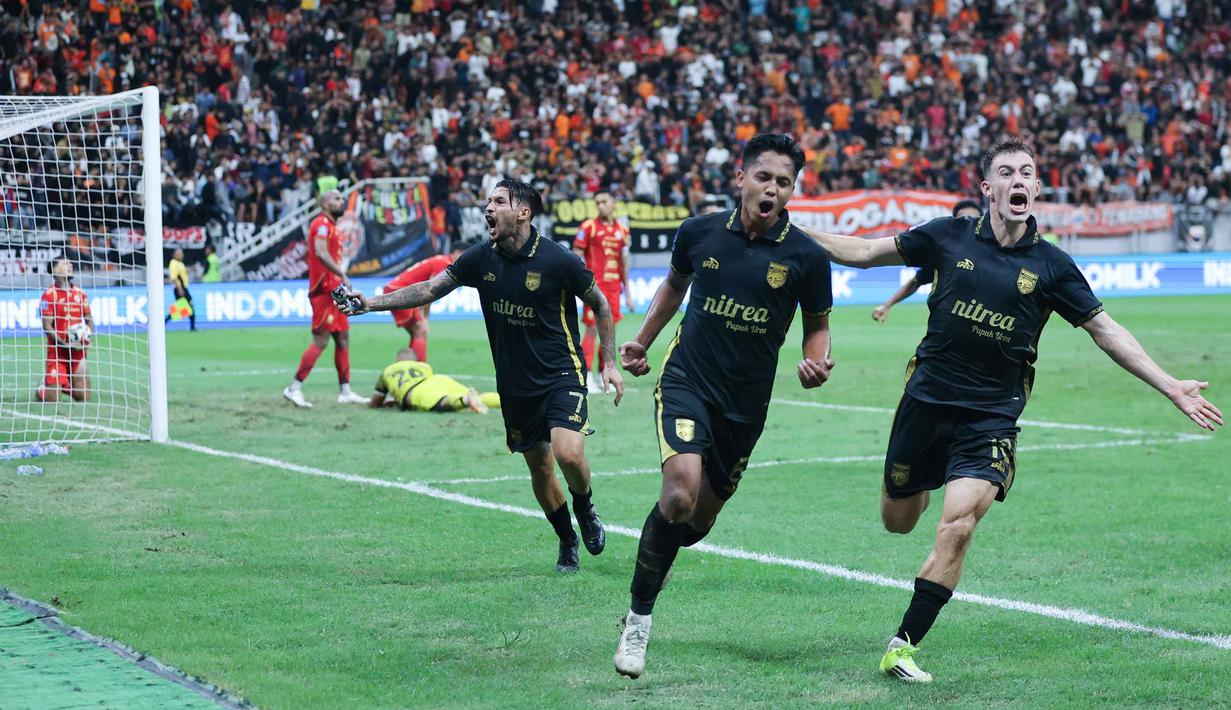 Jelang peluit panjang dibunyikan dan laga seperti akan dimenangkan Persija, pada menit ke-94, pemain pengganti Borneo FC, Ikhsan Zikrak berhasil mengkonversi bola liar menjadi gol dan membuat skor pertandingan berubah jadi 2-2. Tampak dalam foto, selebrasi pemain Borneo FC, Ikhsan Nul Zikrak (kedua kanan) usai mencetak gol saat melawan Persija pada pertandingan pekan ke-24 BRI Super League 2025/2026 di Jakarta International Stadium, Selasa (3/3/2026) malam WIB. (Bola.com/M Iqbal Ichsan)