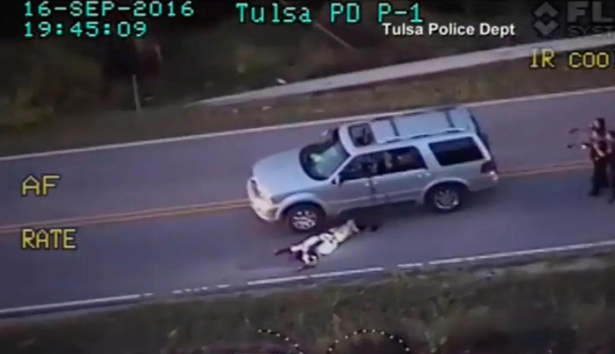 Pemandangan udara memperlihatkan korban yang terkapar usai ditembak oleh polisi, Tulsa, Oklahoma, AS, (16/9). Diduga korban tak mau menyerahkan diri sehingga polisi menembaknya hingga tewas. (REUTERS)