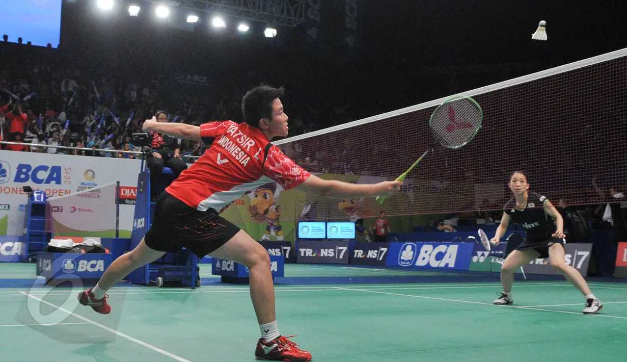 Ganda campuran Indonesia, Tontowi /Liliyana saat beraksi melawan ganda campuran Kenichi Hayakawa/Misaki Matsutomo di Indonesia Open Superseries Premier 2015, Jakarta, Rabu (4/6/2015). Tontowi/Liliyana menang  21-12, 21-16. (Liputan6.com/Herman Zakharia)