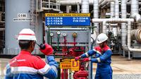 Petugas lapangan memantau Area Crude Distilation Unit (CDU IV) di kawasan kilang RU V Balikpapan, Kalimantan, Kamis (14/05). Kapasitas RU V sebesar 260 MBSD dihasilkan dari Balikpapan 1 dan 2. (Liputan6.com/Fery Pradolo)