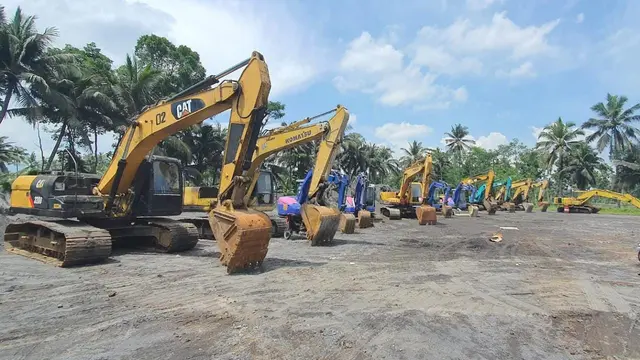 14 Ekskavator dari Polda Jatim dikirim ke Semeru. (Dian Kurniawan/Liputan6.com)
