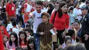 Seorang anak bersiap mengikuti gelaran Harmoni Indonesia 2018 di Kompleks Gelora Bung Karno, Jakarta, Minggu (5/8). Presiden RI, Joko Widodo hadir dalam acara bernyanyi bersama lagu kebangsaan. (Liputan6.com/Helmi Fithriansyah)