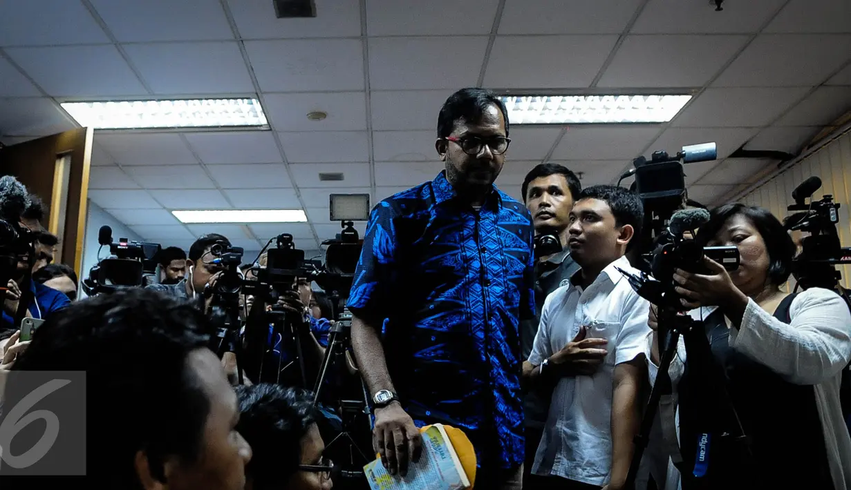 Ketua Kontras, Haris Azhar sebagai pemohon hadir dalam sidang putusan di ruang komisioner Komisi Informasi Publik (KIP) di Jakarta, Senin (10/10). Sebelum, sidang putusan tewasnya Munir telah berlangsung sebanyak enam kali. (Liputan6.com/Faizal Fanani)