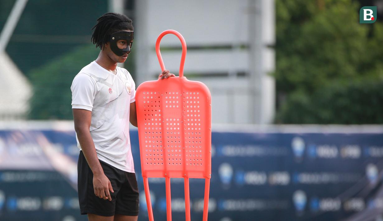<p>Pemain&nbsp;Timnas Indonesia U-20, Ronaldo Kwateh saat latihan persiapan Kualifikasi Piala Asia U-20 2023 yang berlangsung di Lapangan A Gelora Bung Karno, Jakarta, Selasa (30/08/2022). (Bola.com/Bagaskara Lazuardi)</p>