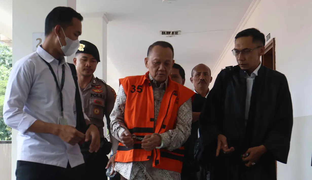 Nurhadi, dijatuhi hukuman penjara selama lima tahun serta denda Rp500 juta. Jika denda tak dibayar, diganti dengan pidana kurungan selama 140 hari. Tampak dalam foto, terdakwa kasus dugaan gratifikasi dan Tindak Pidana Pencucian Uang (TPPU) yang juga mantan Sekretaris Mahkamah Agung (MA), Nurhadi (tengah) bersiap menjalani sidang pembacaan putusan di Pengadilan Tindak Pidana Korupsi (Tipikor) Jakarta, Rabu (1/4/2026). (Kapanlagi.com/Budy Susanto)
