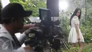 Vicky Monica berakting saat pembuatan video klip singel 'Mengapa' di kawasan Cibubur, Jakarta, Kamis (9/2). Ridho mengaku puas dengan hasil syuting video klip 'Mengapa' yang disutradarai oleh Rizal Mantovani. (Liputan6.com/Herman Zakharia)