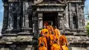Para biksu Buddha mengunjungi Candi Sewu, bagian dari Kompleks Candi Prambanan yang termasuk dalam Situs Warisan Dunia UNESCO, saat mereka berpartisipasi dalam perjalanan spiritual Indonesia Walk of Peace (IWOP 2026) di Klaten, Jawa Tengah, pada Jumat 29 Mei 2026. Mereka berjalan sejauh 660 kilometer selama 20 hari dari Pulau Bali ke Candi Borobudur di Magelang, Jawa Tengah, untuk merayakan Hari Waisak. (DEVI RAHMAN/AFP)