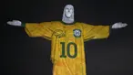 Patung Kristus Sang Penebus (Christ the Redeemer) di Rio de Janeiro, Brasil diterangi gambar jersey dari legenda sepak bola Brasil, Pele sebagai penghormatan atas satu tahun kematian sang pemain pada Jumat, 29 Desember 2023. (AFP/Mauro Pimentel)