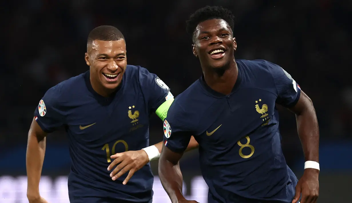 Gelandang Timnas Prancis, Aurelien Tchouameni (kanan) merayakan gol pertama timnya yang dicetak ke gawang Republik Irlandia pada laga Grup B Kualifikasi Euro 2024 di Parc des Princes Stadium, Paris, Jumat (8/9/2023) dini hari WIB. (AFP/Franck Fife)