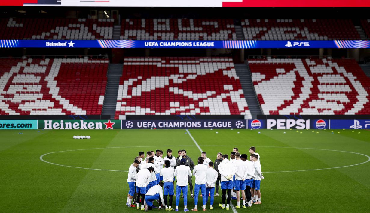 Mereka akan menantang wakil Portugal, SL Benfica di matchweek kedelapan Liga Champions 2025-2026. Tampak dalam foto, pelatih Real Madrid asal Spanyol, Alvaro Arbeloa (tengah) dan para pemain berkumpul dalam lingkaran selama sesi latihan jelang matchweek kedelapan Liga Champions 2025-2026 melawan SL Benfica di stadion Luz, Lisbon pada Selasa 27 Januari 2026. (FILIPE AMORIM/AFP)