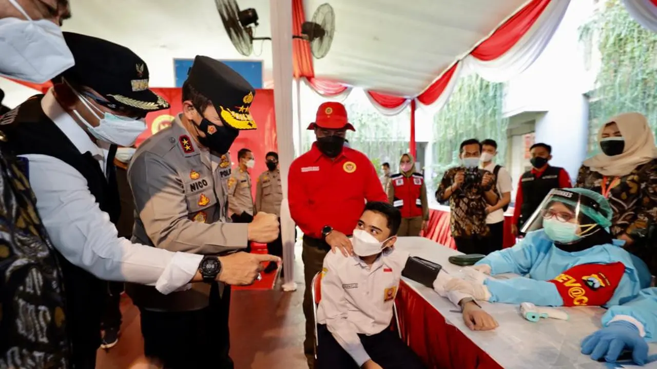 Kapolda Jawa Timur Irjen Pol Nico Afinta meninjau vaksinasi Merdeka dosis kedua di SMP Negeri 1 Surabaya. (Dian Kurniawan/liputan6.com)