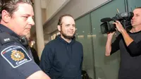 Joshua Boyle tersenyum saat tiba di bandara Toronto, Kanada (13/10). Pria asal Kanada ini disandera bersama istrinya Caitlin Coleman, dan ketiga anaknya oleh pasukan taliban di Afghanistan. (Nathan Denette / The Canadian Press via AP)