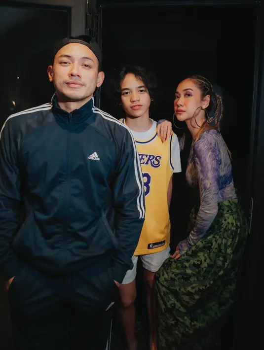 Penampilan BCL itu serasi dengan suami, Tiko Arya Wardhana dan buah hati, Noah. Keduanya turut bergaya hip-hop sesuai gaya khas masing-masing.  [@itsmebcl]
