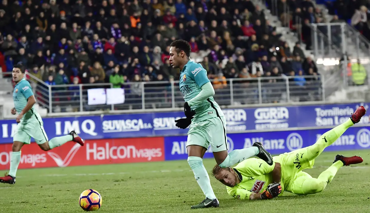 Aksi pemain FC Barcelona, Neymar Jr saat melewati kiper Eibar, Yoel Rodriguez dpada lanjutan La Liga Spanyol di Municipal de Ipurua, Eibar, (22/1/2017). Barcelona menang 4-0.(AP/Alvaro Barrientos)
