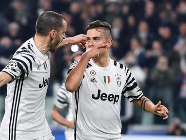 Paulo Dybala (kanan) mencetak satu-satunya gol kemenangan untuk timnya saat menyingkirkan FC Porto pada leg kedua Babak 16 Besar Liga Champions di Juventus stadium, (14/3/2017). Juventus menang 1-0. (Alessandro Di Marco/ANSA via AP)