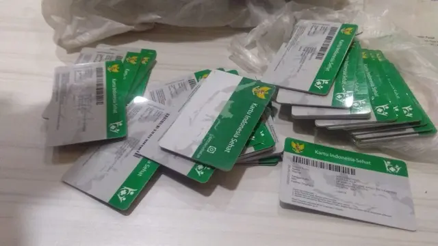 Kartu Indonesia Sehat tercecer di tempat sampah. (Liputan6.com/Yandhi Deslatama)
